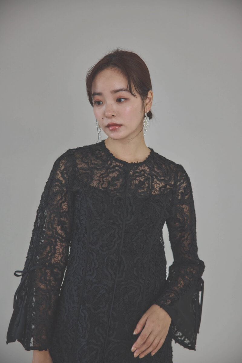 ブラックのフレアスリーブリボンレースドレス