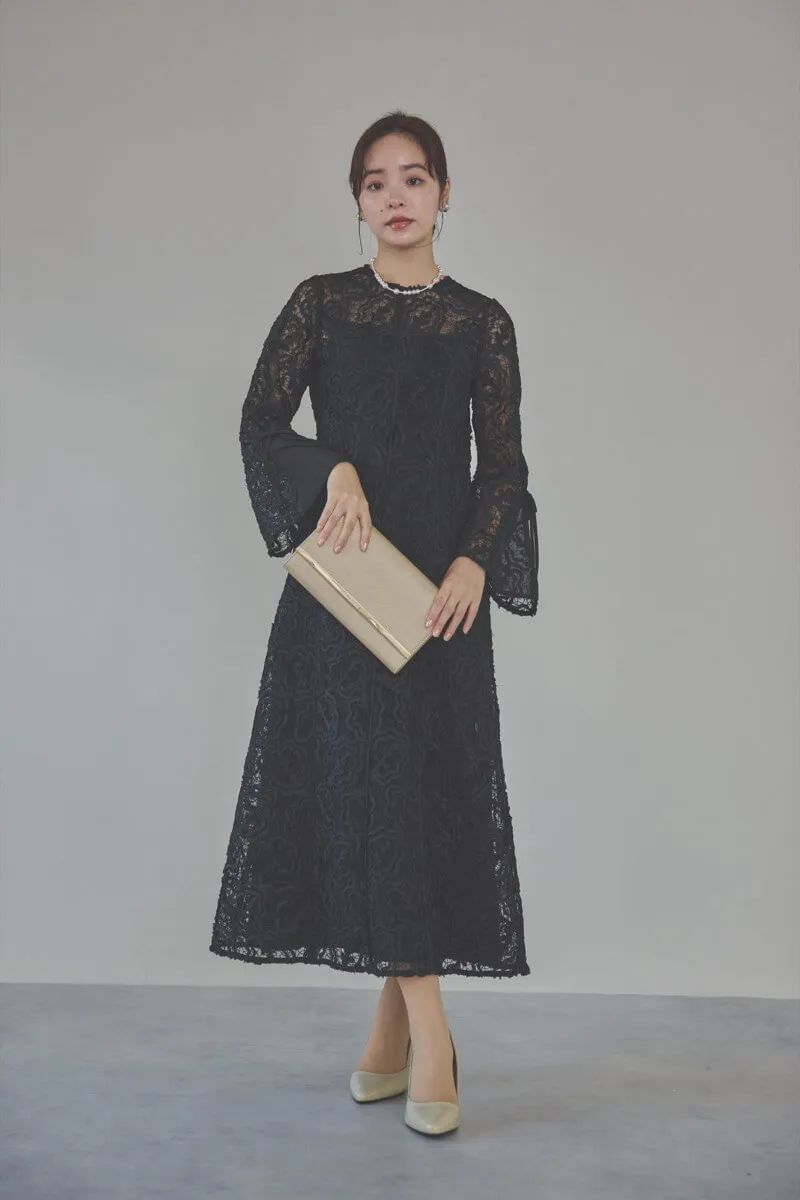 ブラックのフレアスリーブリボンレースドレス