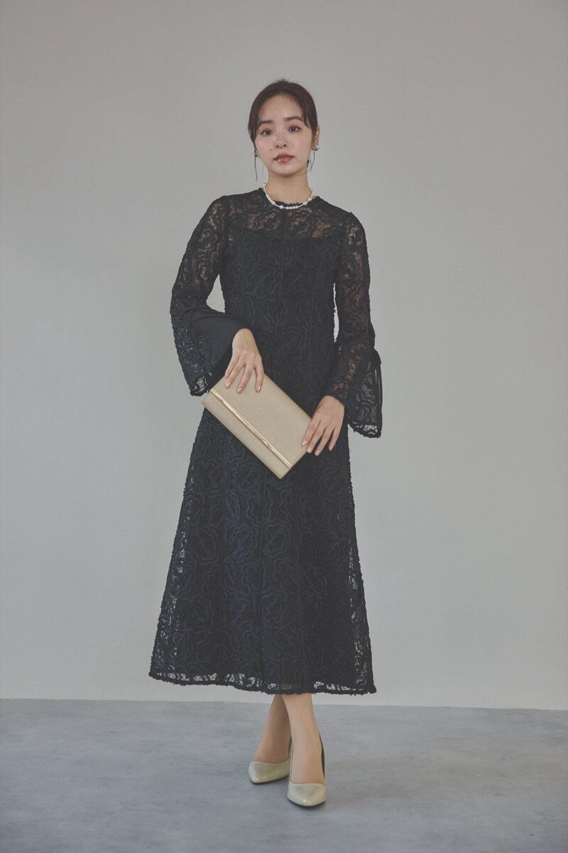 ブラックのフレアスリーブリボンレースドレス