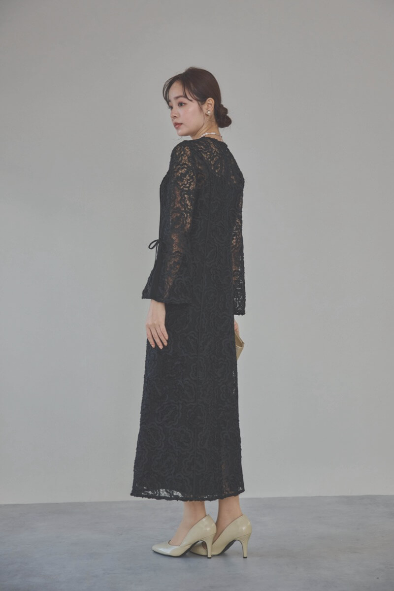 ブラックのフレアスリーブリボンレースドレス