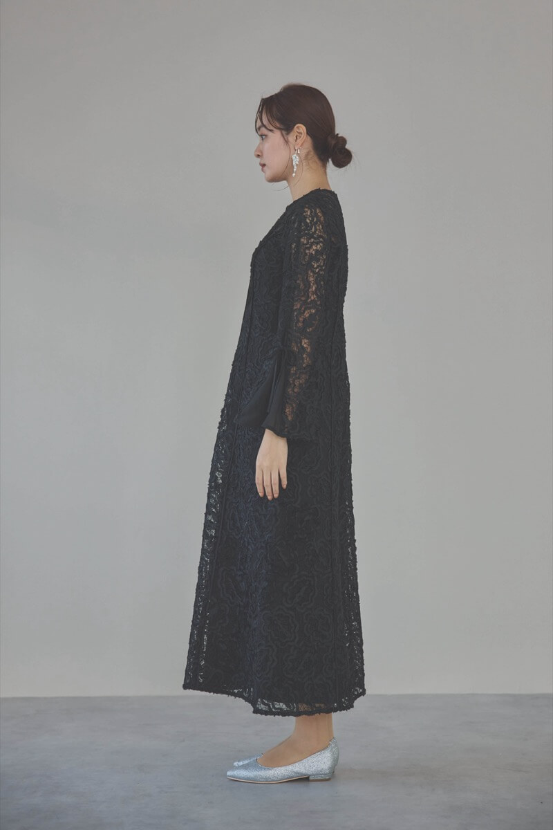 ブラックのフレアスリーブリボンレースドレス