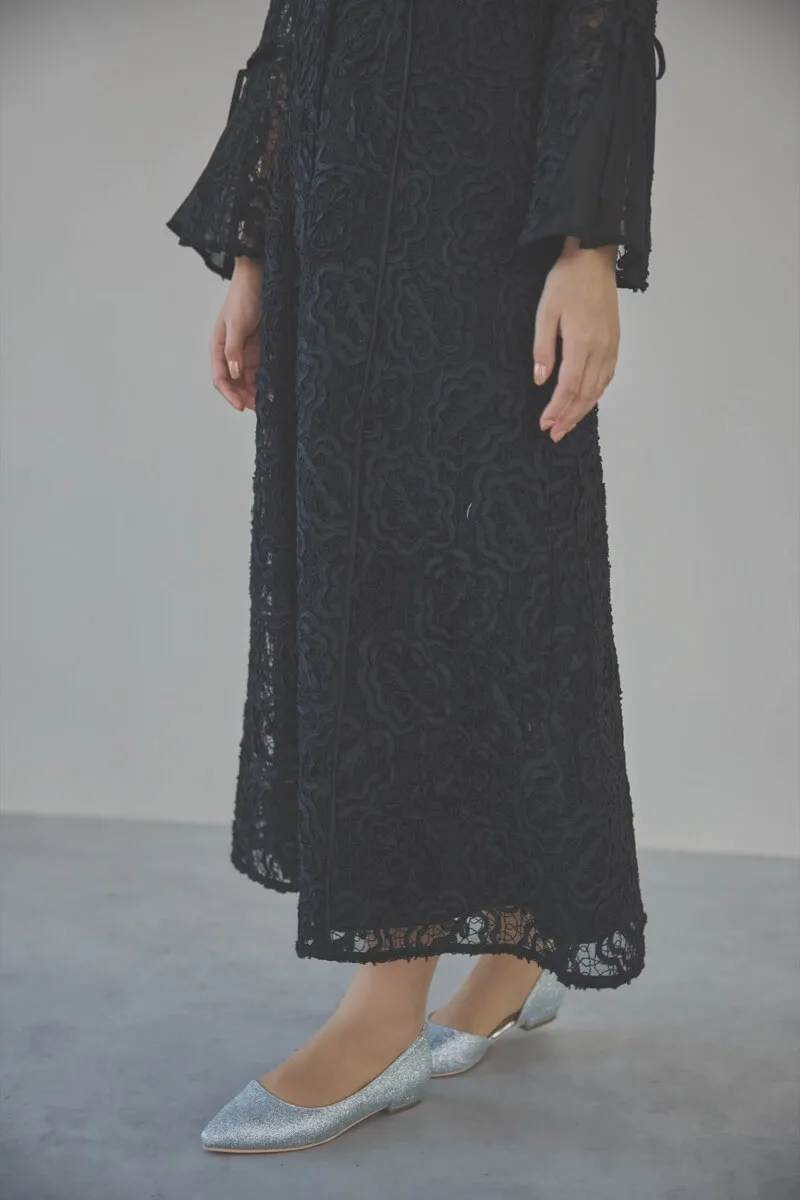 ブラックのフレアスリーブリボンレースドレス