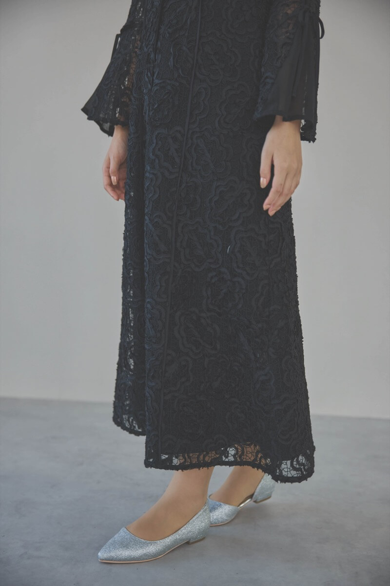 ブラックのフレアスリーブリボンレースドレス