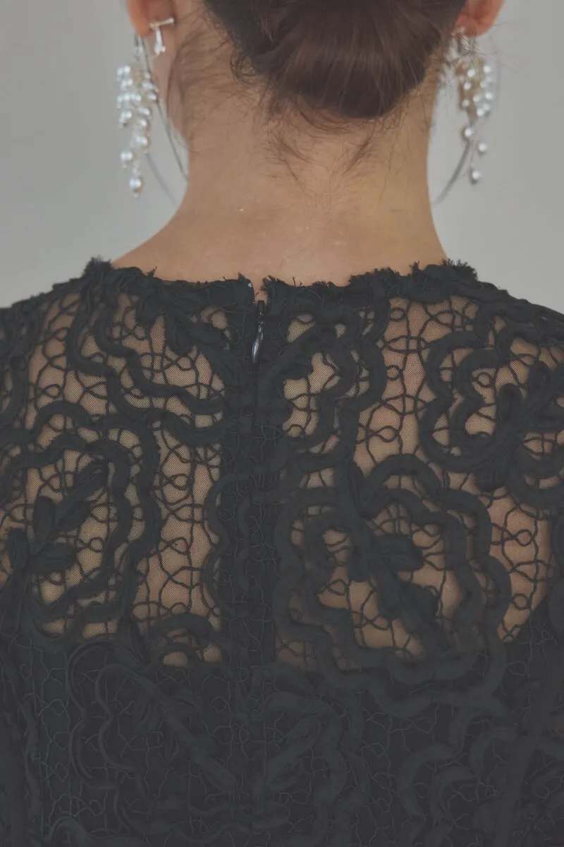 ブラックのフレアスリーブリボンレースドレス