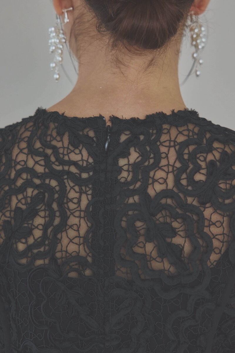 ブラックのフレアスリーブリボンレースドレス