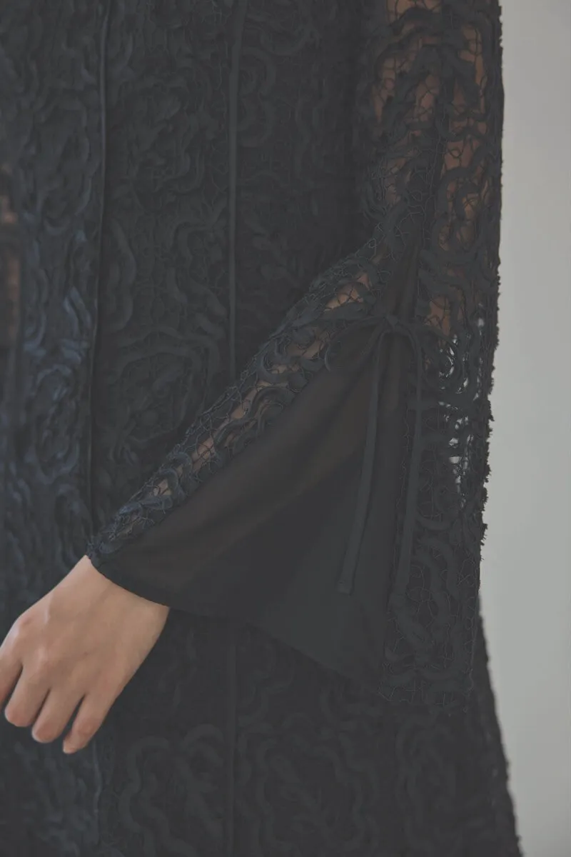 ブラックのフレアスリーブリボンレースドレス