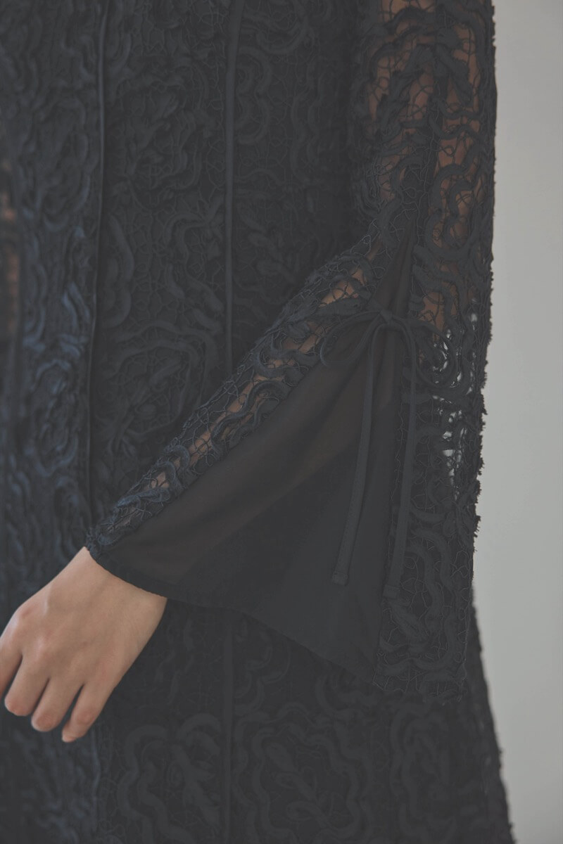 ブラックのフレアスリーブリボンレースドレス