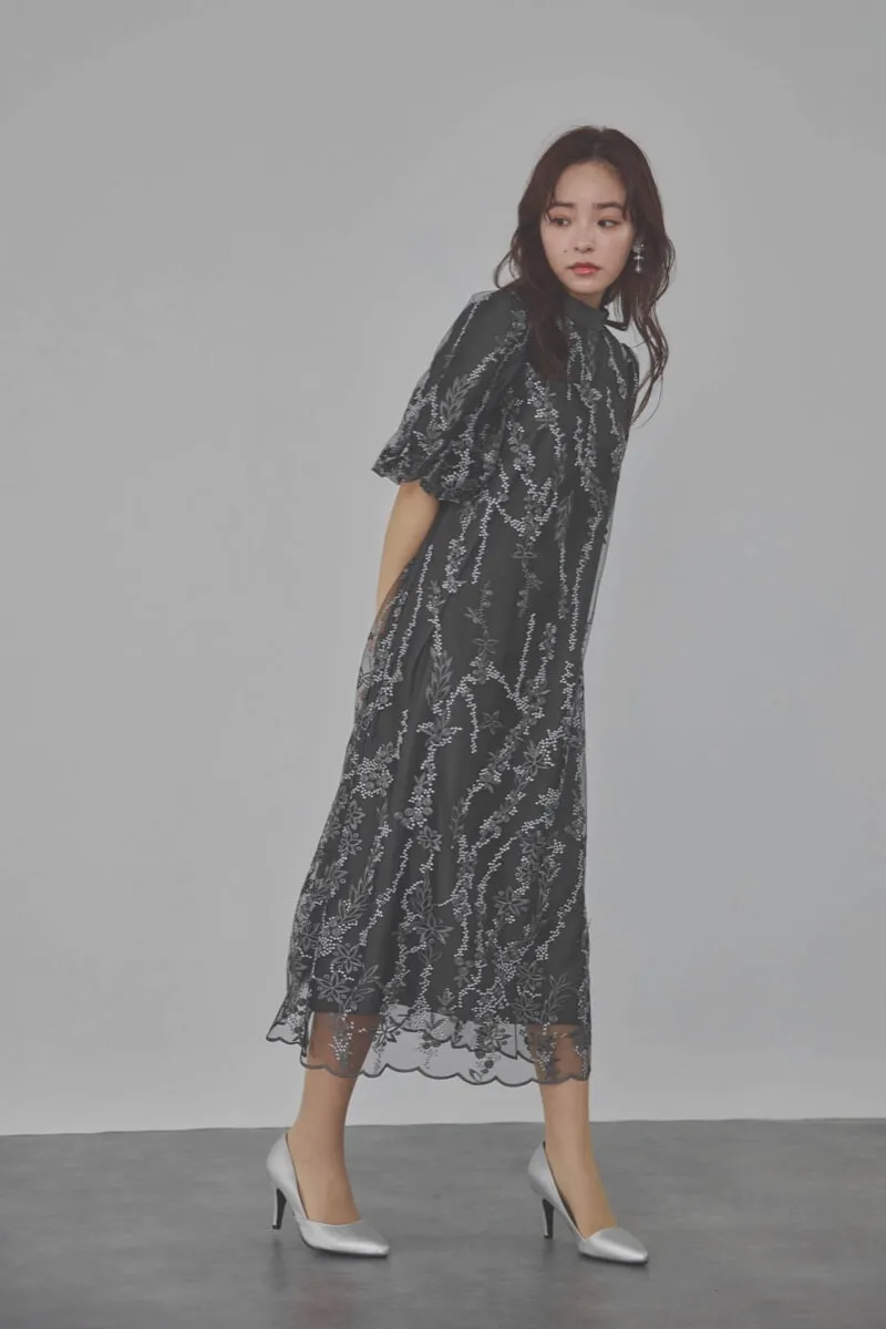 チャコールグレーのフラワーエンブロイダリーAラインドレス