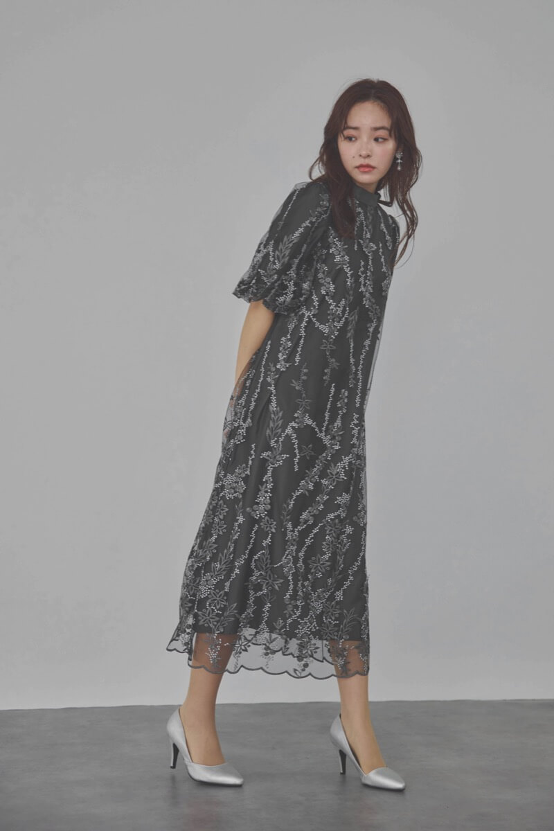 チャコールグレーのフラワーエンブロイダリーAラインドレス