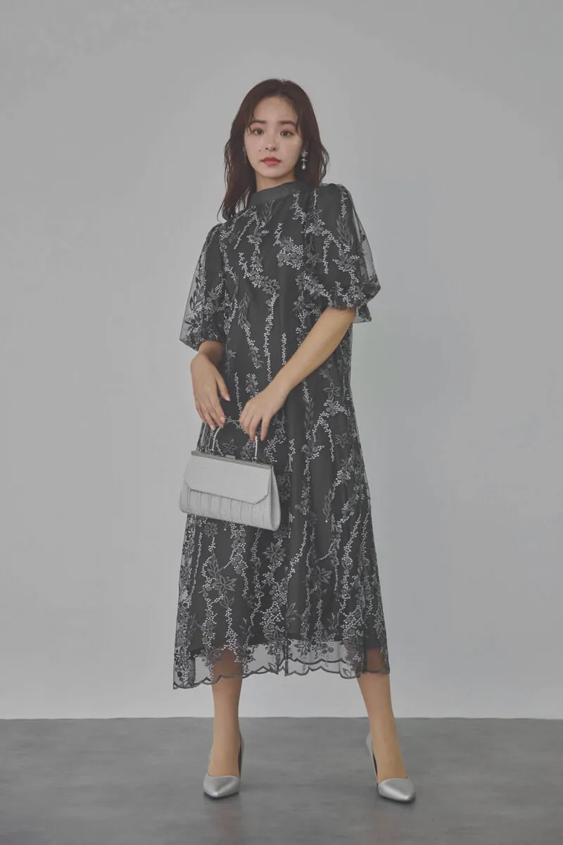 チャコールグレーのフラワーエンブロイダリーAラインドレス