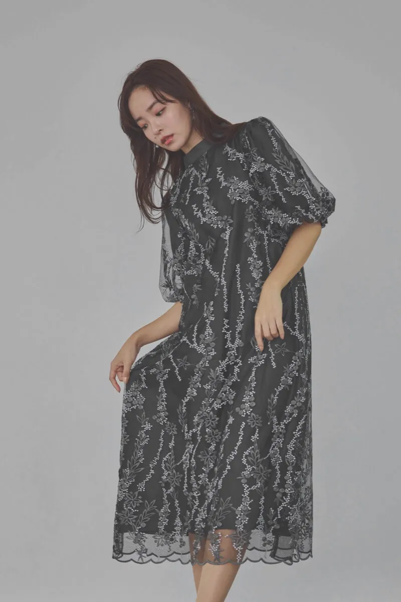 チャコールグレーのフラワーエンブロイダリーAラインドレス