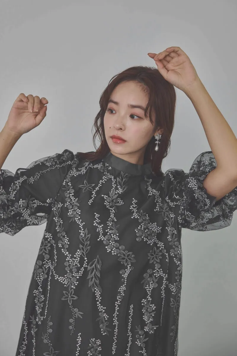 チャコールグレーのフラワーエンブロイダリーAラインドレス
