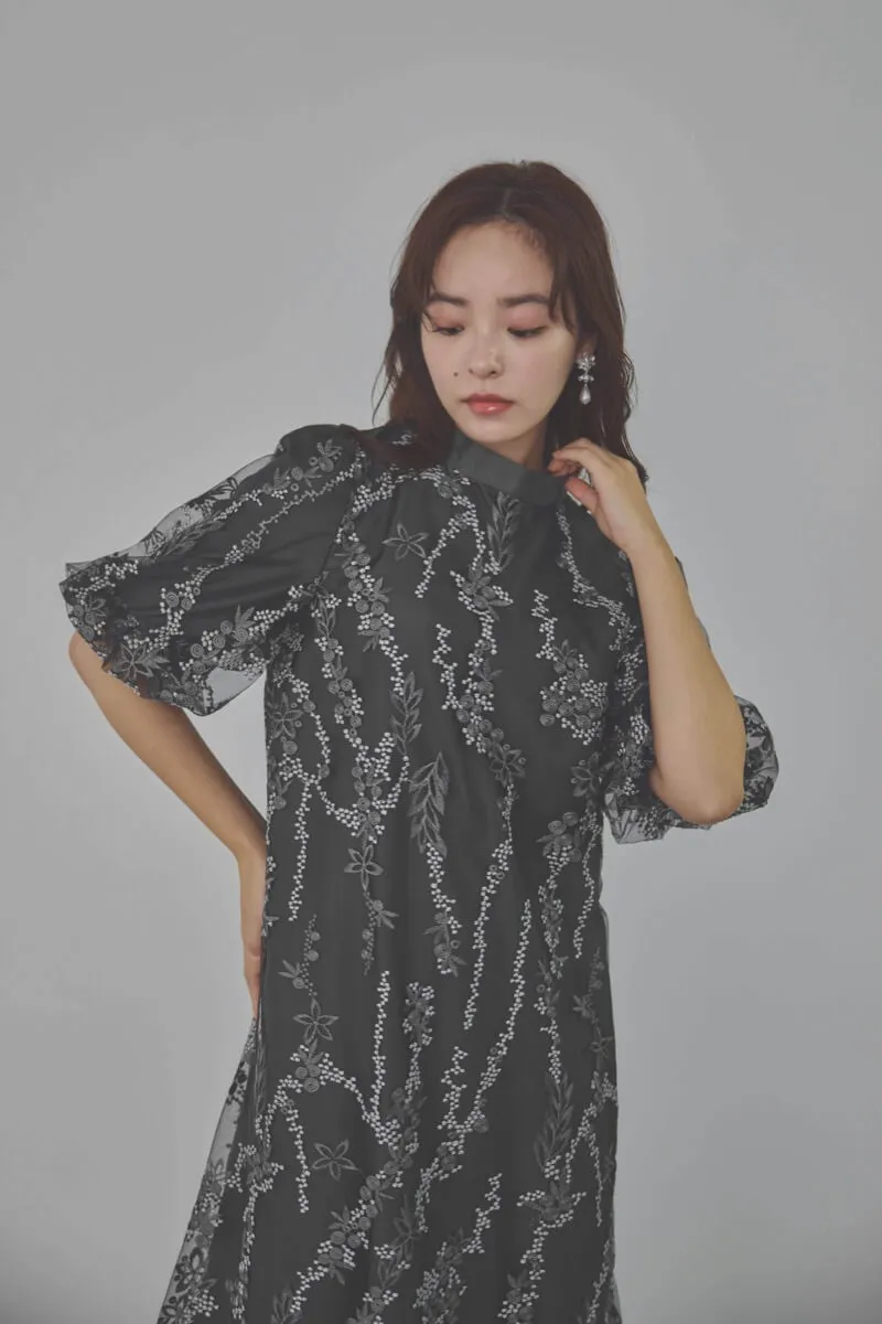 チャコールグレーのフラワーエンブロイダリーAラインドレス