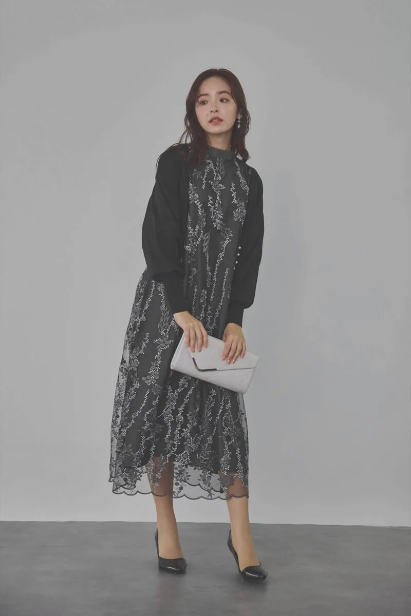 チャコールグレーのフラワーエンブロイダリーAラインドレス