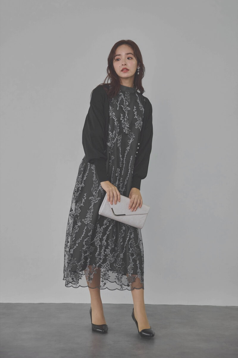 チャコールグレーのフラワーエンブロイダリーAラインドレス