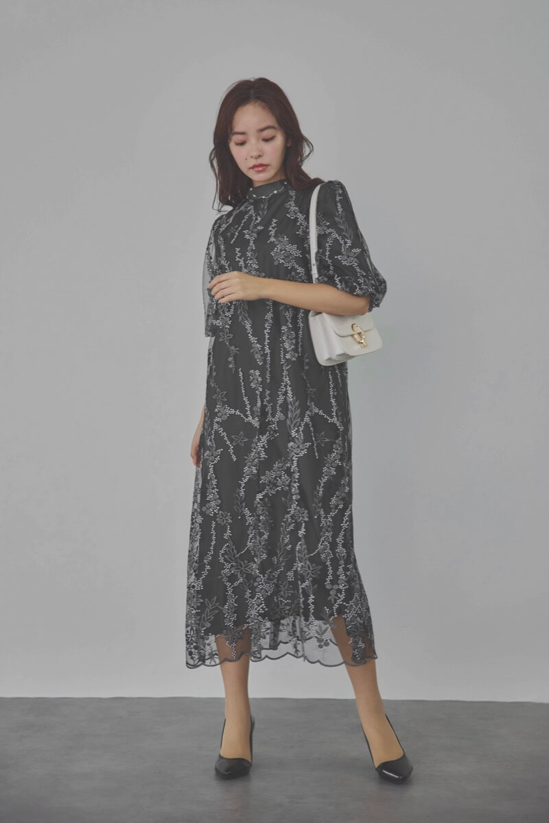 チャコールグレーのフラワーエンブロイダリーAラインドレス