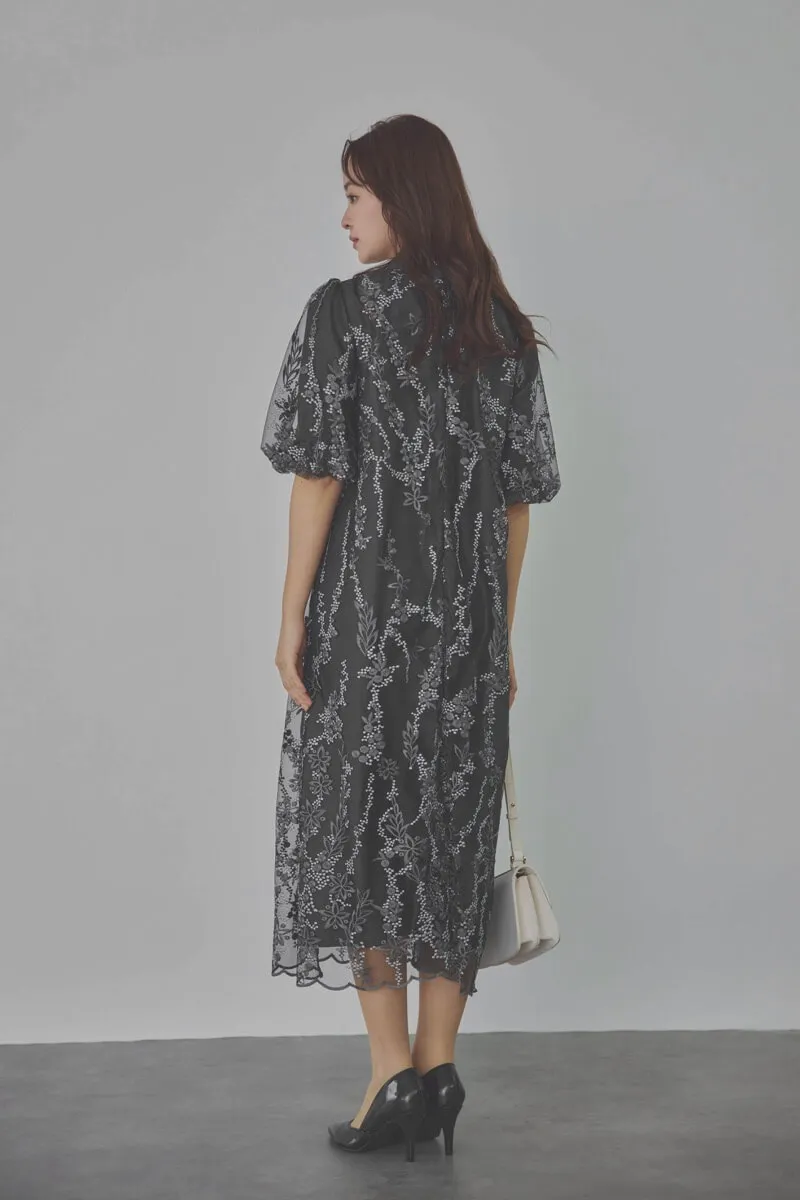 チャコールグレーのフラワーエンブロイダリーAラインドレス