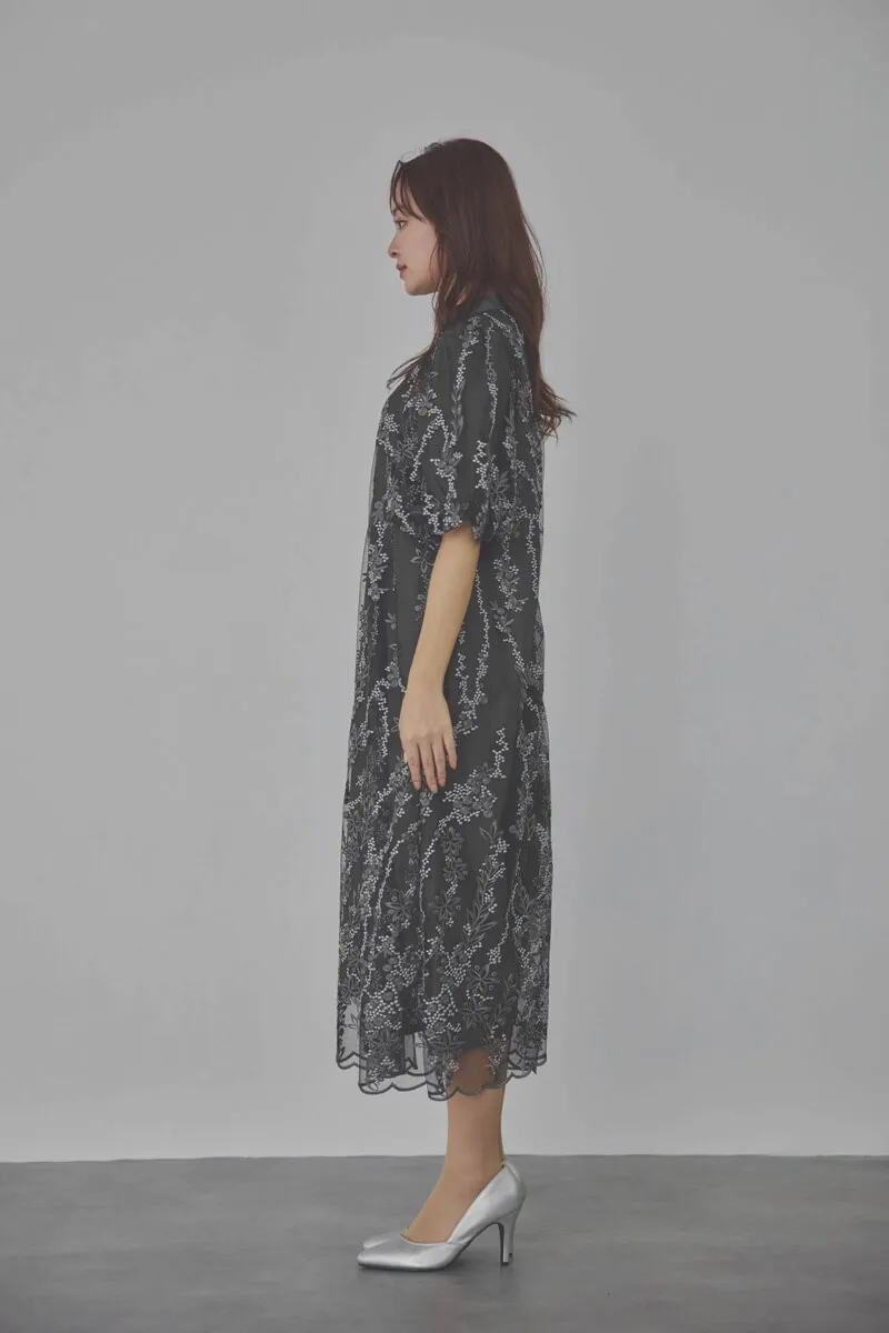 チャコールグレーのフラワーエンブロイダリーAラインドレス