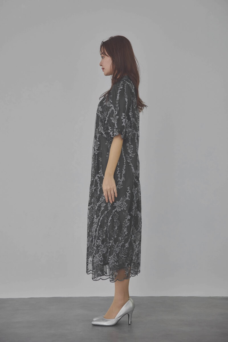 チャコールグレーのフラワーエンブロイダリーAラインドレス