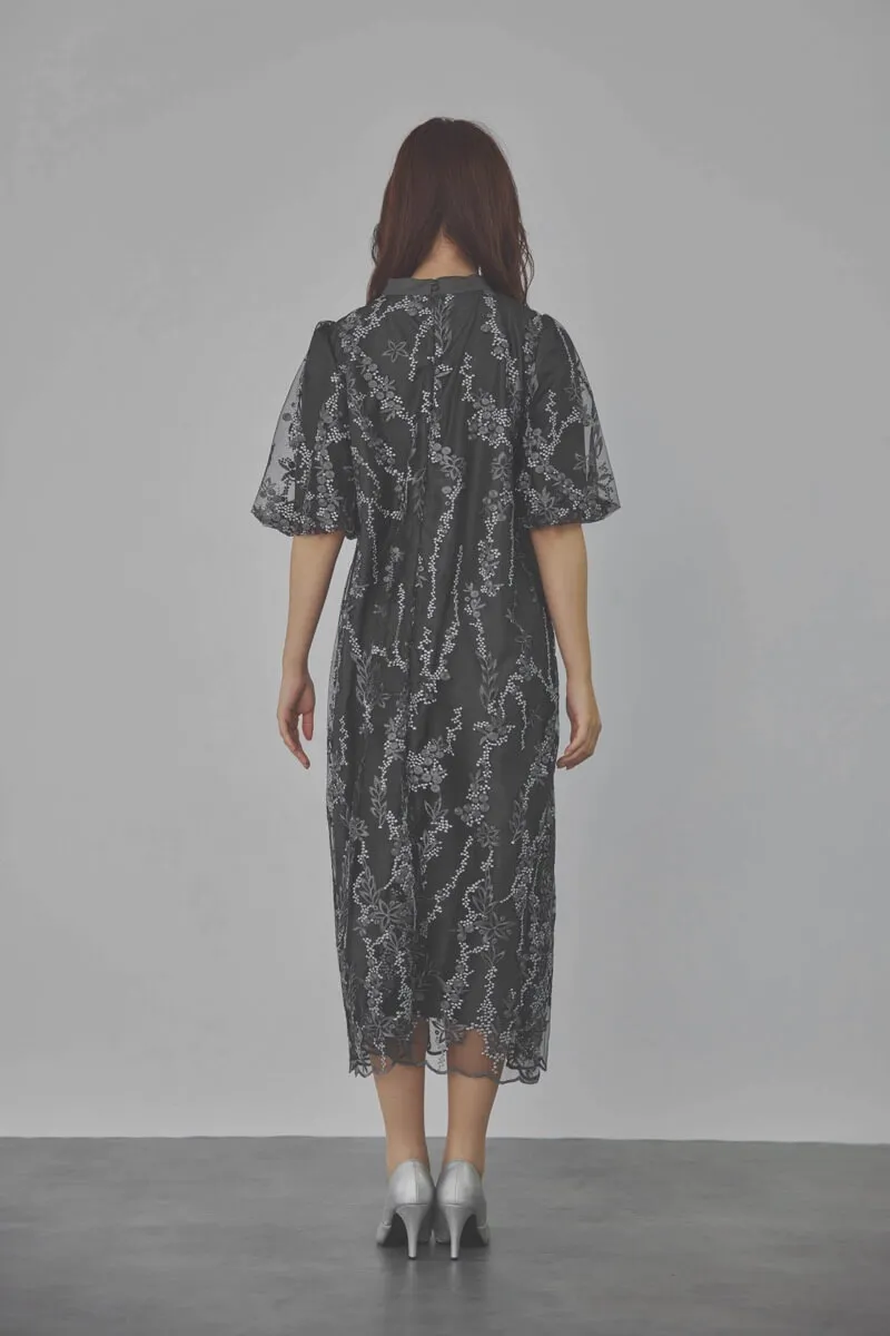 チャコールグレーのフラワーエンブロイダリーAラインドレス