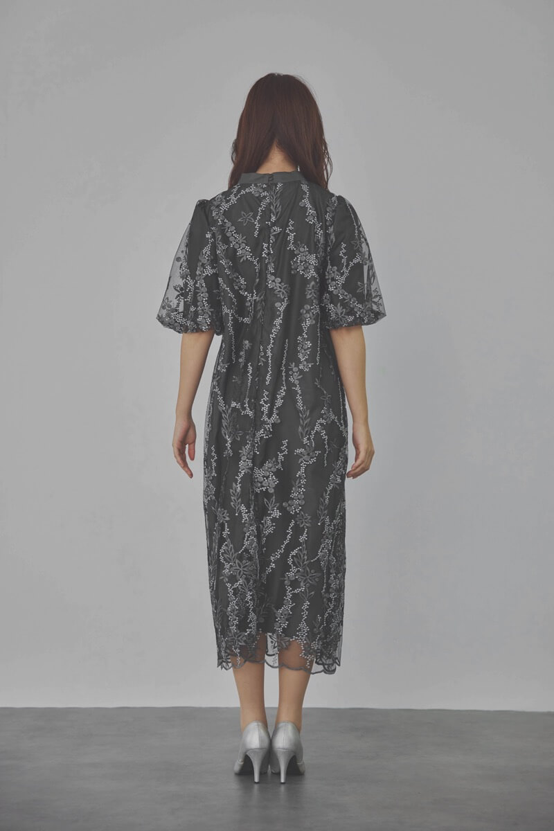 チャコールグレーのフラワーエンブロイダリーAラインドレス