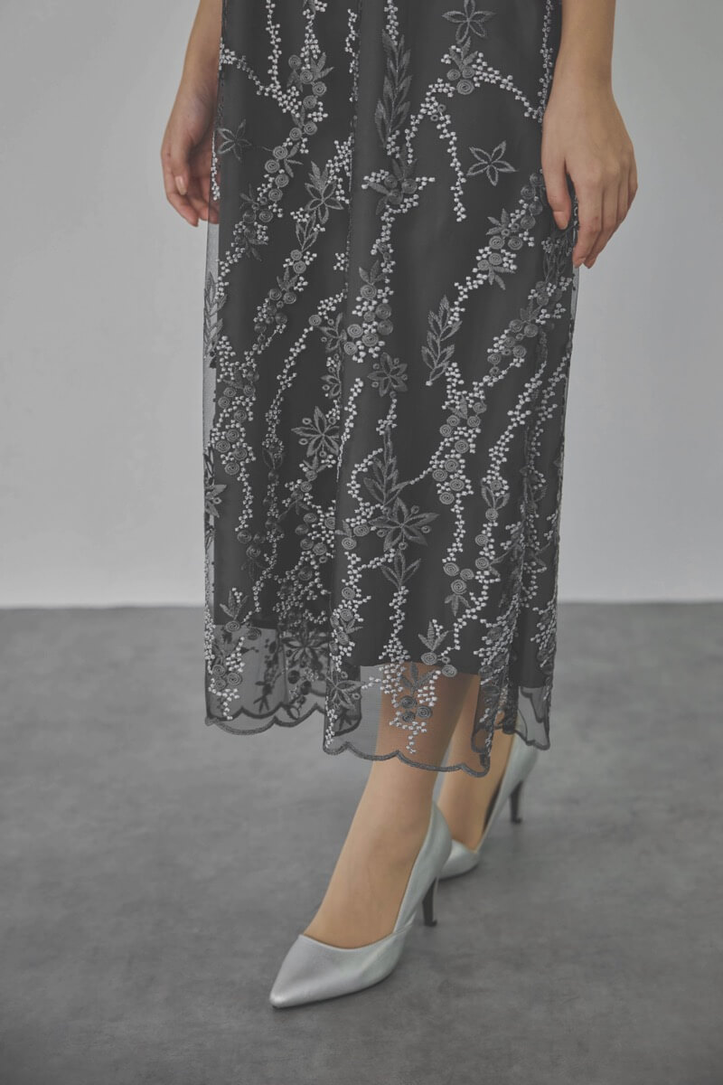 チャコールグレーのフラワーエンブロイダリーAラインドレス