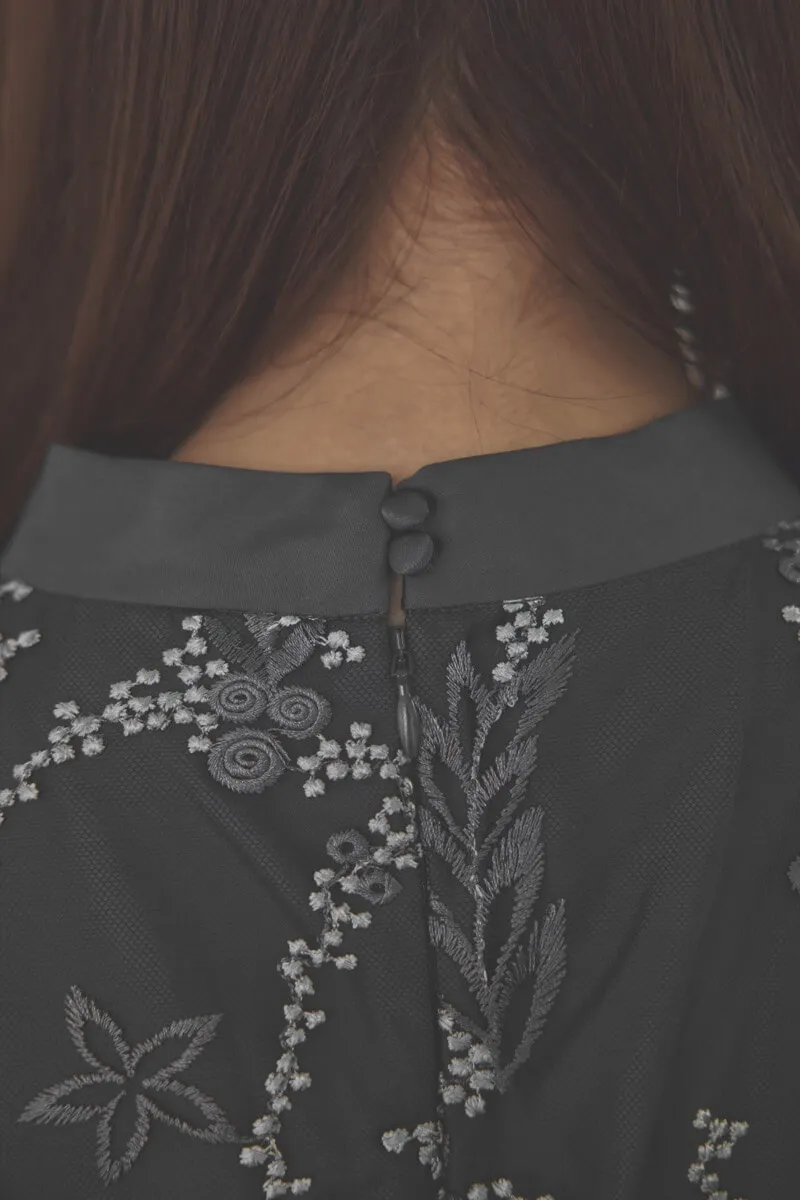 チャコールグレーのフラワーエンブロイダリーAラインドレス