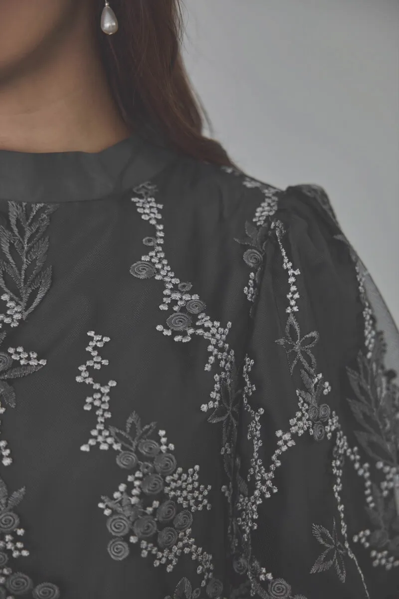 チャコールグレーのフラワーエンブロイダリーAラインドレス