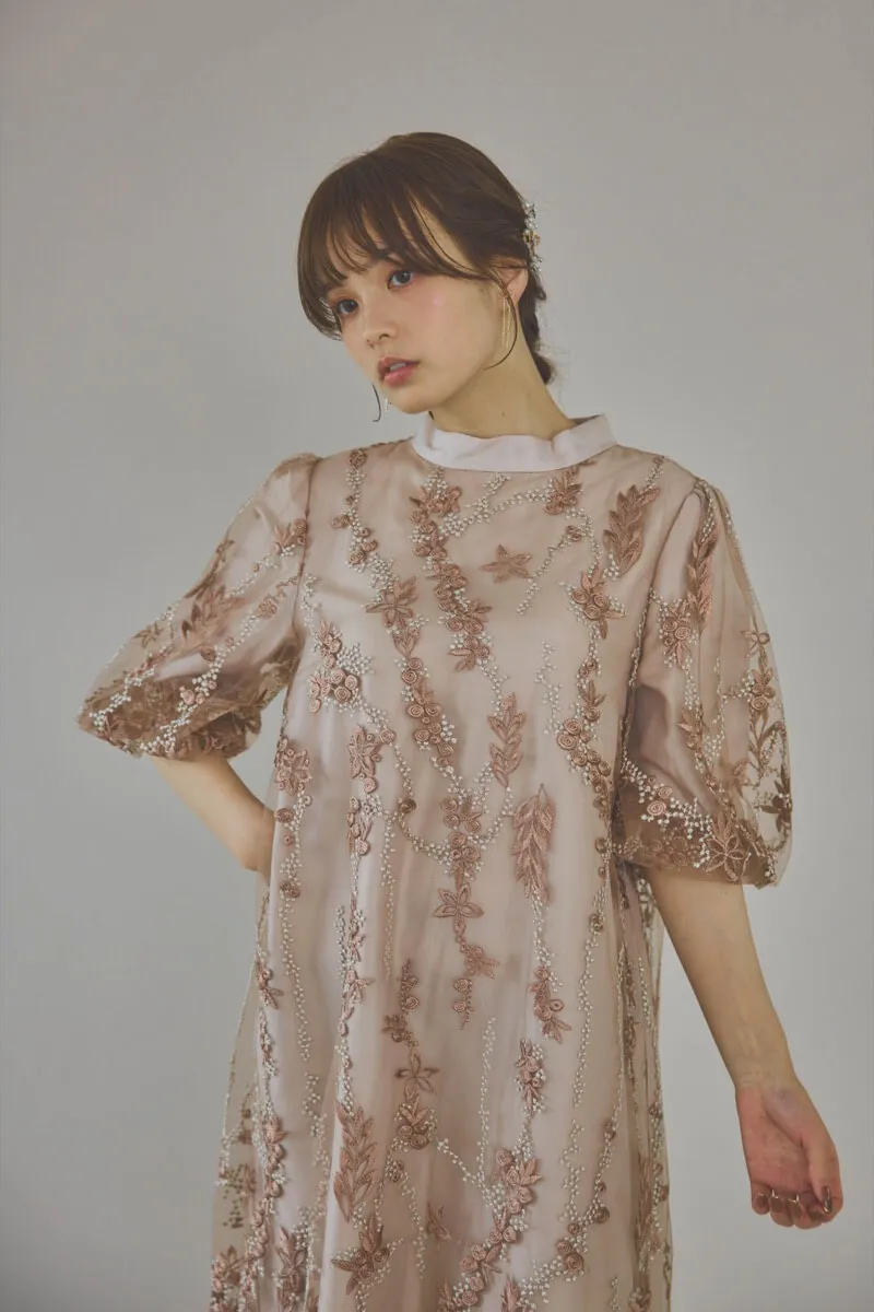 ベージュピンクのフラワーエンブロイダリーAラインドレス