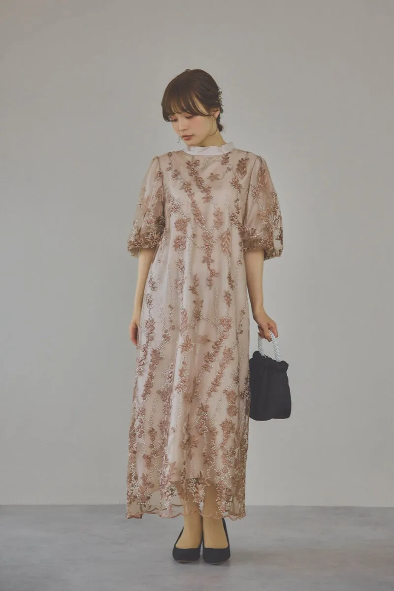 ベージュピンクのフラワーエンブロイダリーAラインドレス
