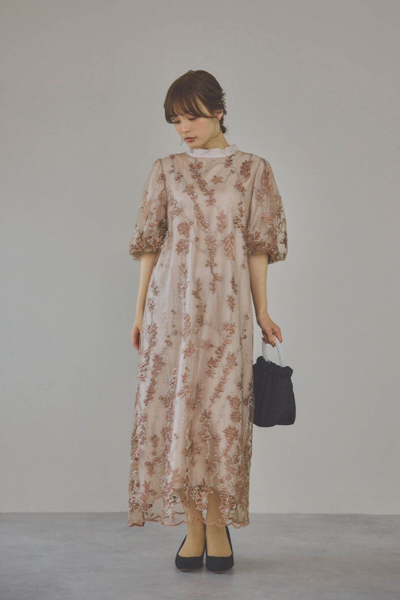 ベージュピンクのフラワーエンブロイダリーAラインドレス