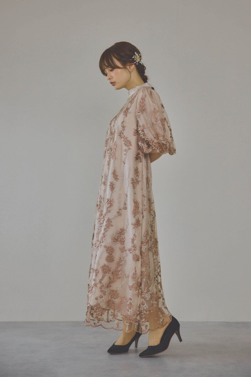 ベージュピンクのフラワーエンブロイダリーAラインドレス