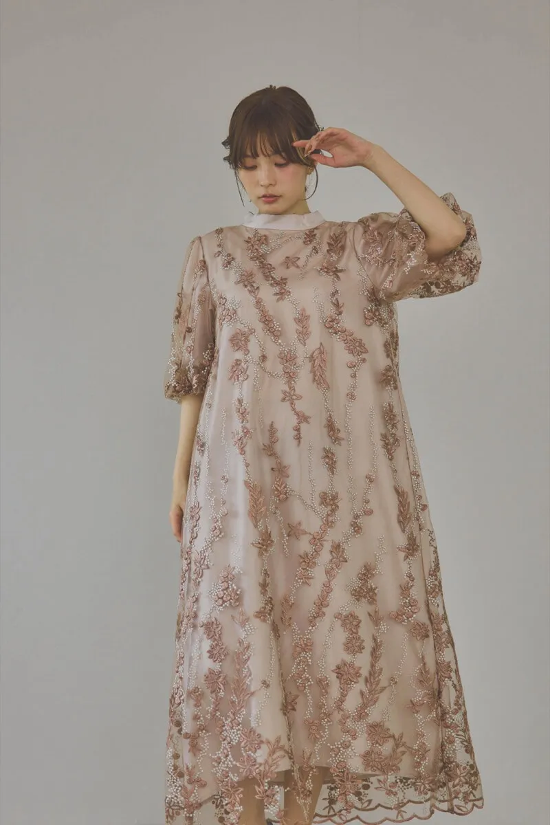 ベージュピンクのフラワーエンブロイダリーAラインドレス