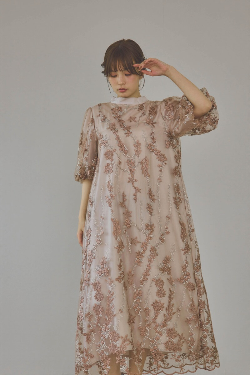 ベージュピンクのフラワーエンブロイダリーAラインドレス