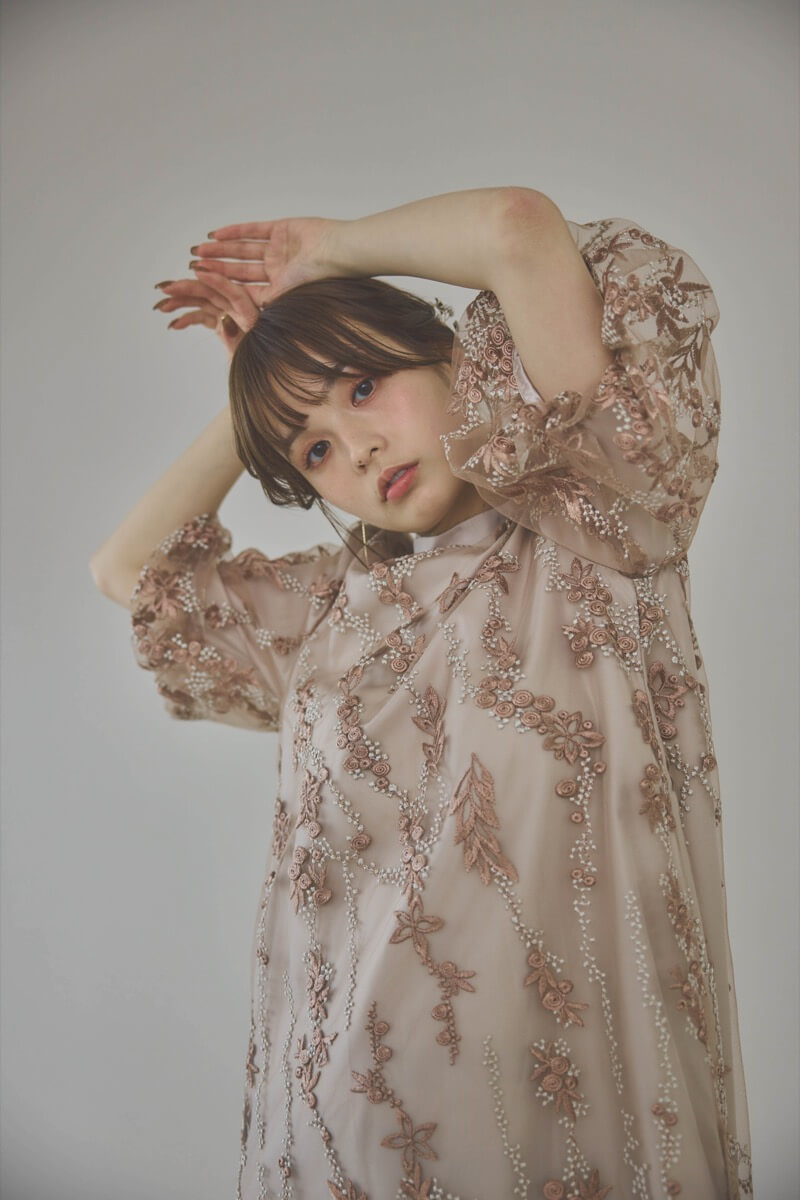 ベージュピンクのフラワーエンブロイダリーAラインドレス