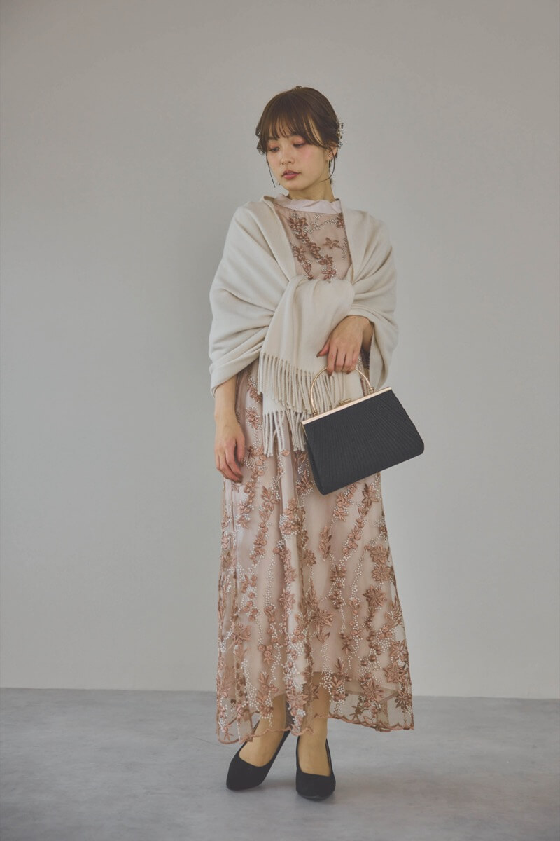 ベージュピンクのフラワーエンブロイダリーAラインドレス