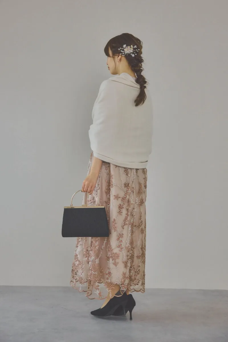 ベージュピンクのフラワーエンブロイダリーAラインドレス