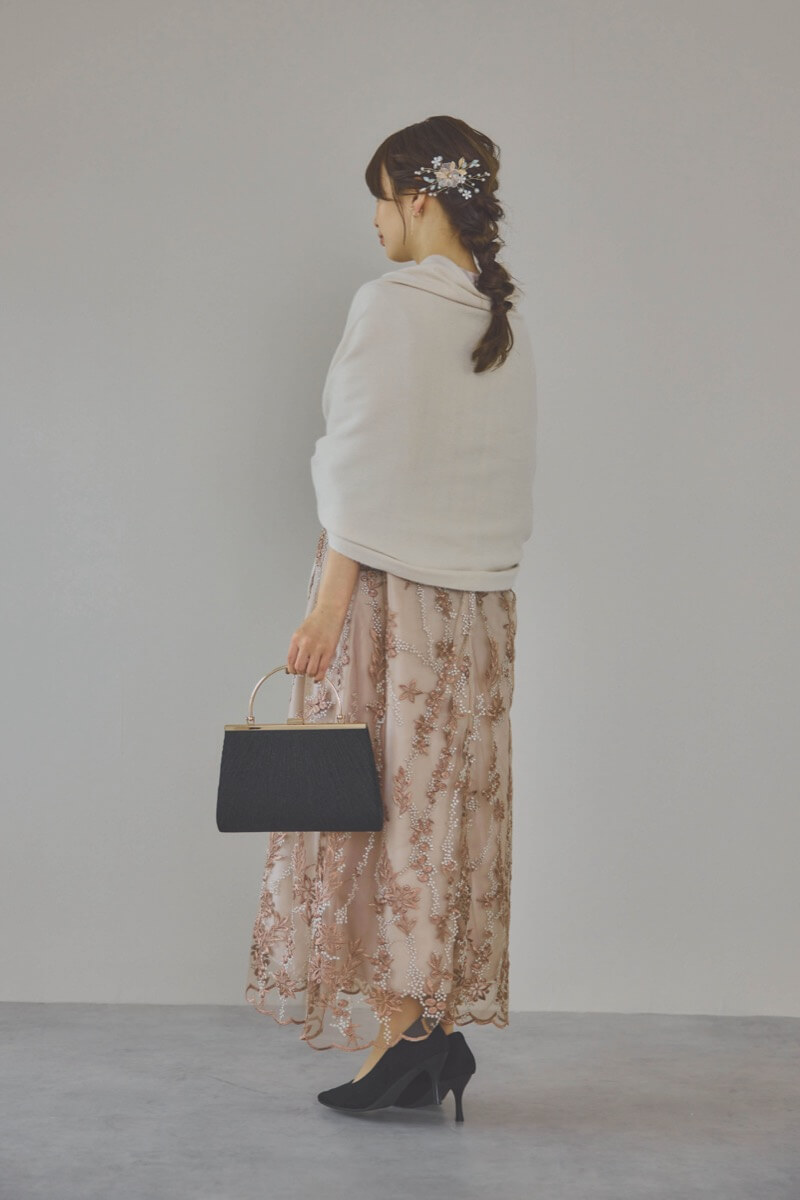 ベージュピンクのフラワーエンブロイダリーAラインドレス