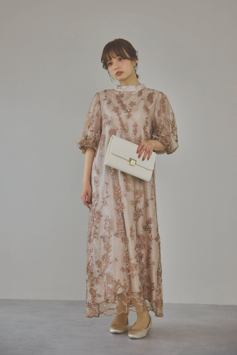 ベージュピンクのフラワーエンブロイダリーAラインドレス