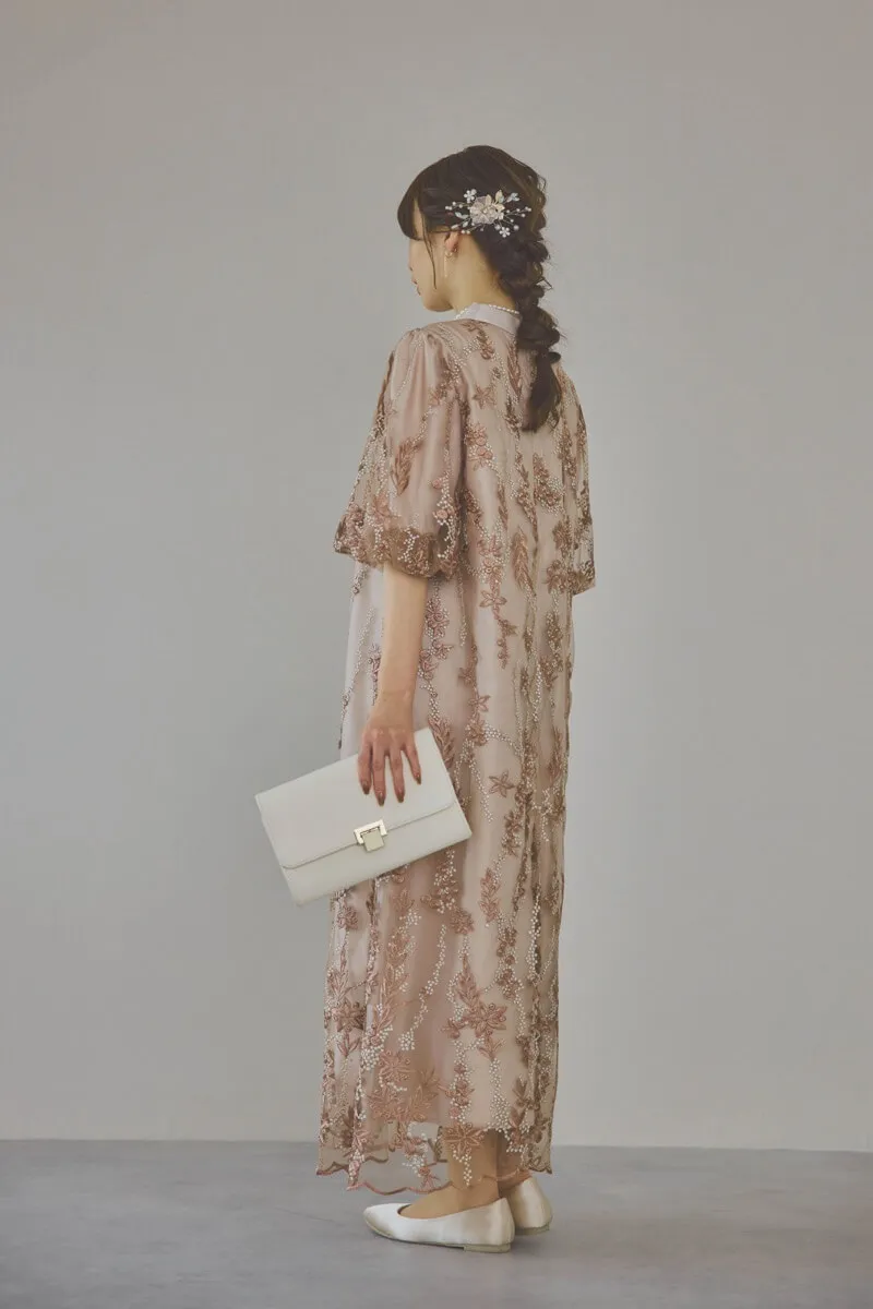 ベージュピンクのフラワーエンブロイダリーAラインドレス