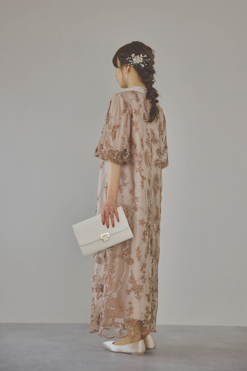 ベージュピンクのフラワーエンブロイダリーAラインドレス