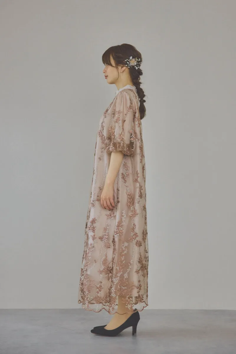ベージュピンクのフラワーエンブロイダリーAラインドレス