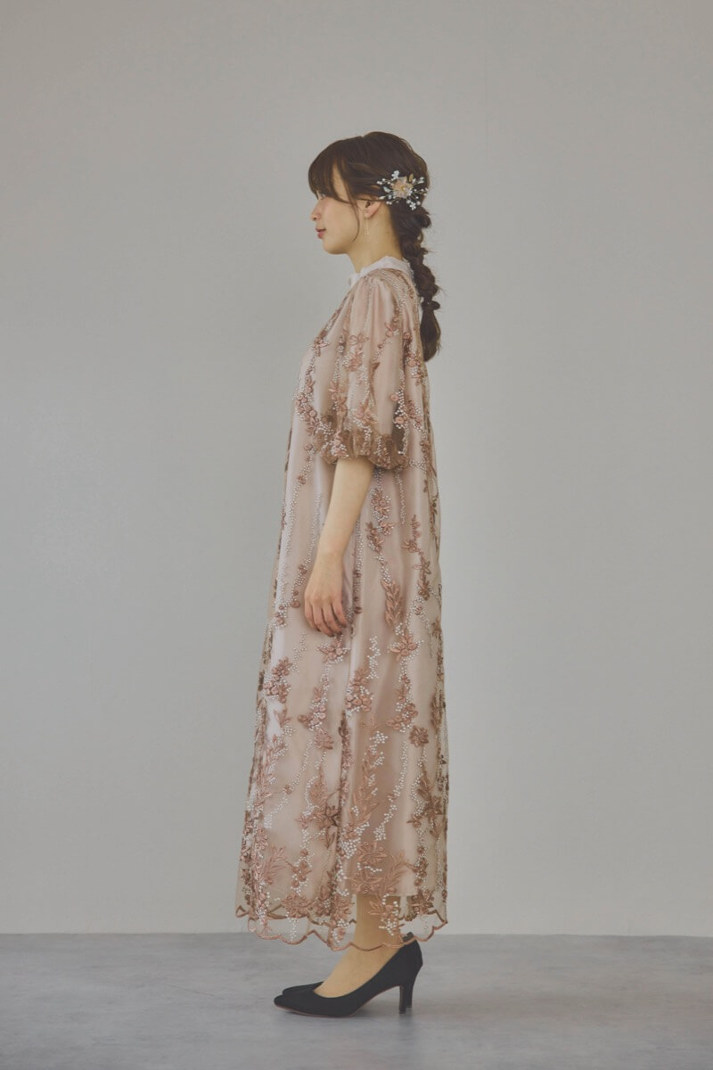 ベージュピンクのフラワーエンブロイダリーAラインドレス
