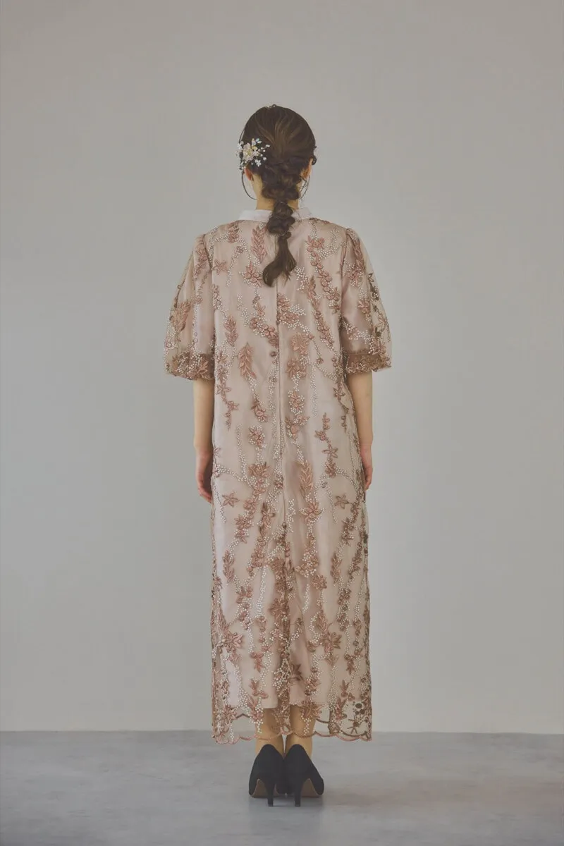 ベージュピンクのフラワーエンブロイダリーAラインドレス