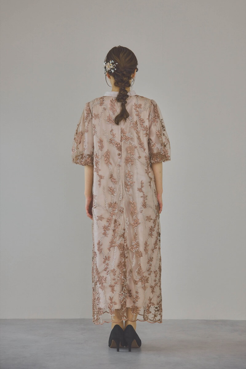 ベージュピンクのフラワーエンブロイダリーAラインドレス