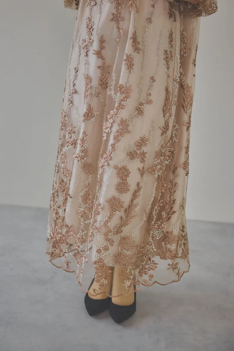 ベージュピンクのフラワーエンブロイダリーAラインドレス