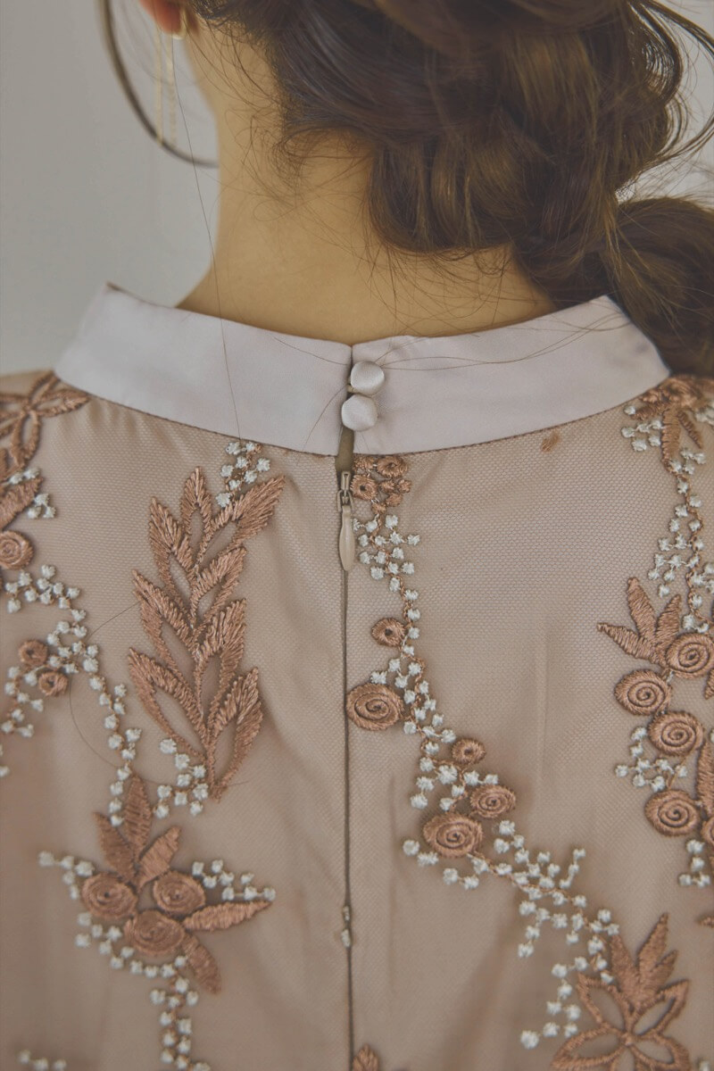ベージュピンクのフラワーエンブロイダリーAラインドレス