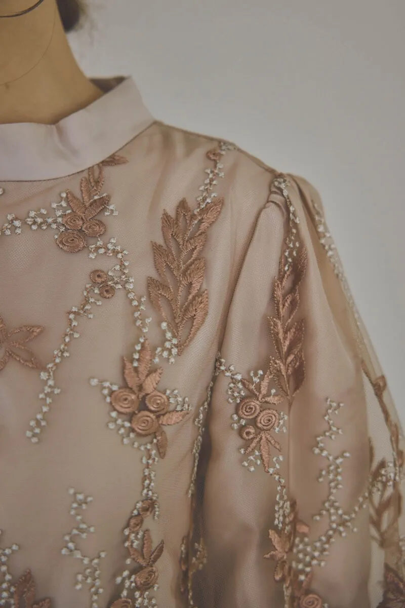 ベージュピンクのフラワーエンブロイダリーAラインドレス