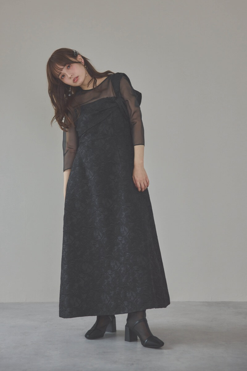 ブラックのアシンメトリーバックリボンドレス