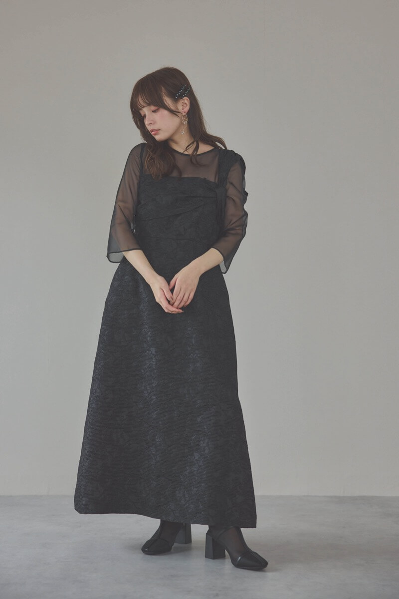 ブラックのアシンメトリーバックリボンドレス